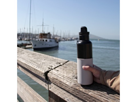【美國HYDY】時尚保溫水瓶-黑瓶+雲灰矽膠套 590ML