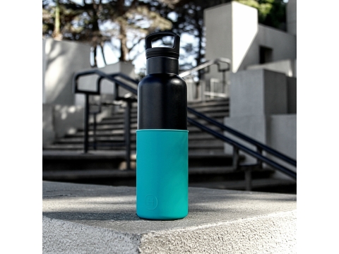 【美國HYDY】時尚保溫水瓶-黑瓶+深青矽膠套 590ML