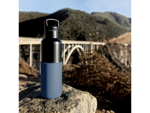 【美國HYDY】時尚保溫水瓶-黑瓶+海軍藍矽膠套 590ML