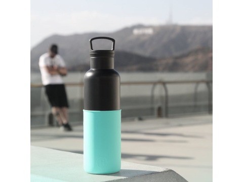 【美國HYDY】時尚保溫水瓶-黑瓶+北極藍矽膠套 590ML