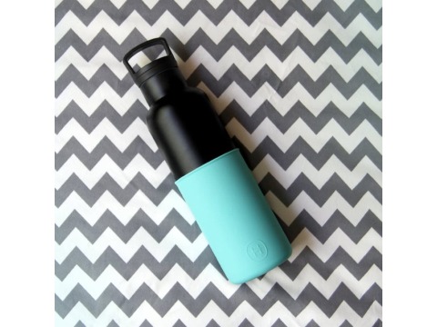 【美國HYDY】時尚保溫水瓶-黑瓶+北極藍矽膠套 590ML