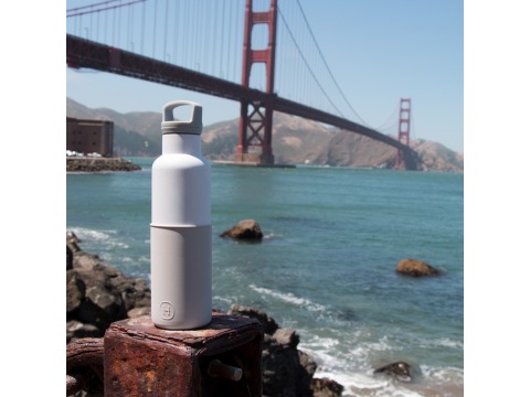 【美國HYDY】時尚保溫水瓶-白瓶+雲灰矽膠套 590ML