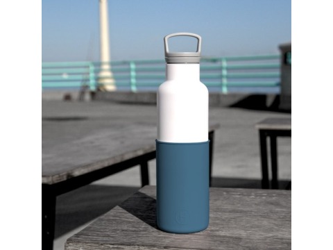 【美國HYDY】時尚保溫水瓶-白瓶+海軍藍矽膠套 590ML