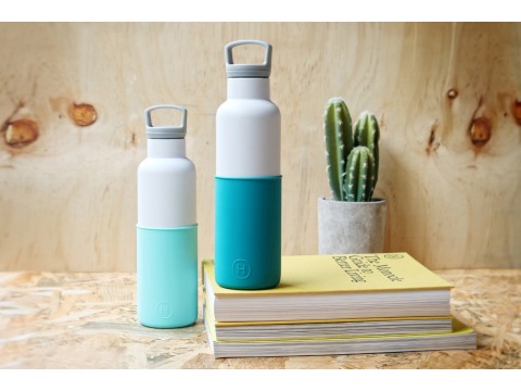 【美國HYDY】時尚保溫水瓶-白瓶+北極藍矽膠套 590ML