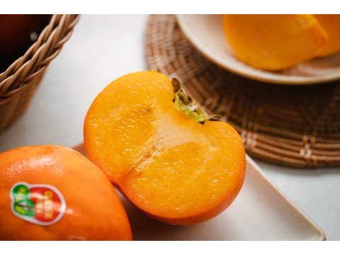【秋味來襲！美猴王的大雪山甜柿 特級12入】絕佳地理條件孕育出最自然甜美的柿子