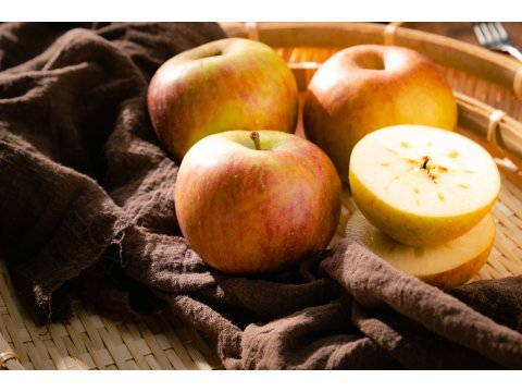【台中梨山 套袋蜜蘋果8斤裝(特級)】濃郁蘋果香 口感風味讓人讚不絕口