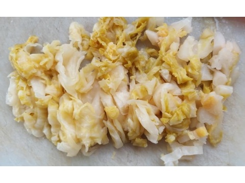 【澎湖七美 手工漬高麗菜酸2包 (350~400g/包)】選用澎湖產的高麗菜 歷經20天的醃製發酵