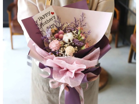 【瓔珞莊園 - G64母親節康乃馨乾燥花束】由乾燥花康乃馨製成，束花送禮首選